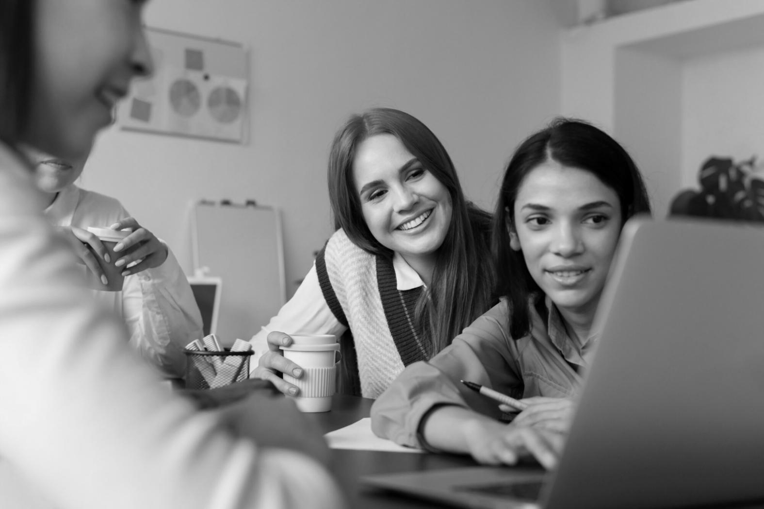 Profesionales colaborando en proyectos financieros innovadores